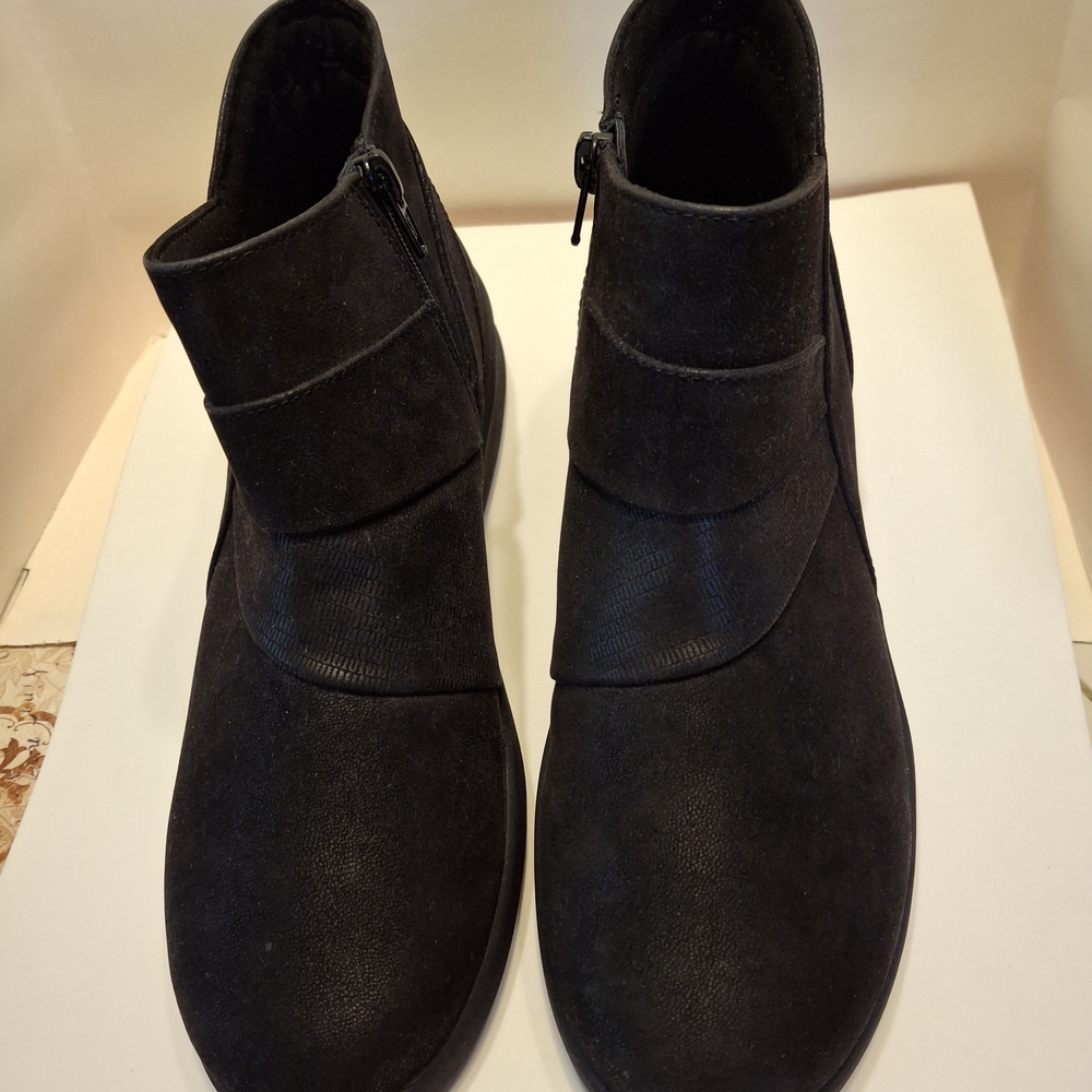 Clarks Black Microfiber Ankle Boots SZ 8.5